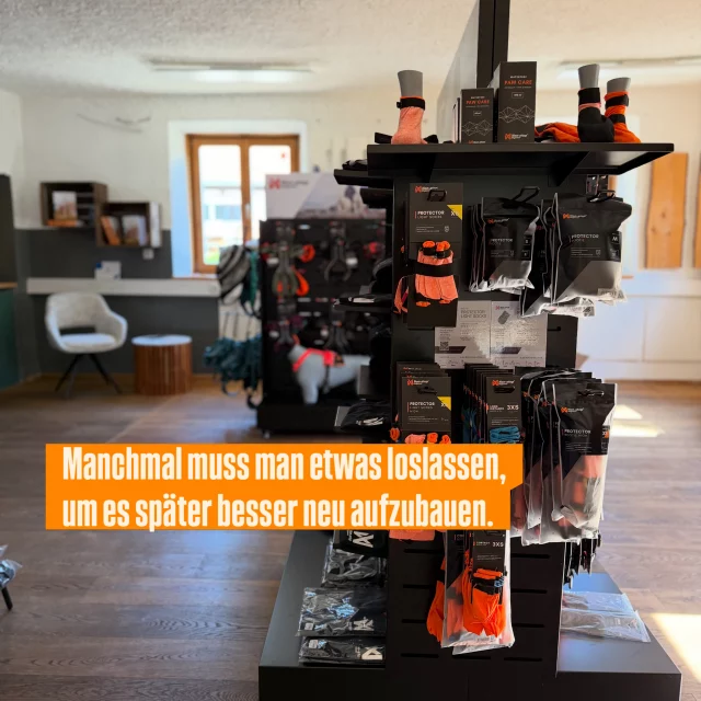 Manche Dinge kommen genau dann zurück, wenn die Zeit dafür richtig ist. 🧡

Der StrongDog Concept Store ist nicht entstanden, weil wir noch einen Shop machen wollten.

Sondern weil wir nach all den Jahren genau wissen, was draußen wirklich funktioniert und was nicht.

Und weil wir einen Ort schaffen wollten, der sich wieder nach StrongDog anfühlt.

Für Hunde, die mehr erleben. 🐾

#strongdog #strongdogstore #fürhundediemehrerleben #zughundesport #canicross