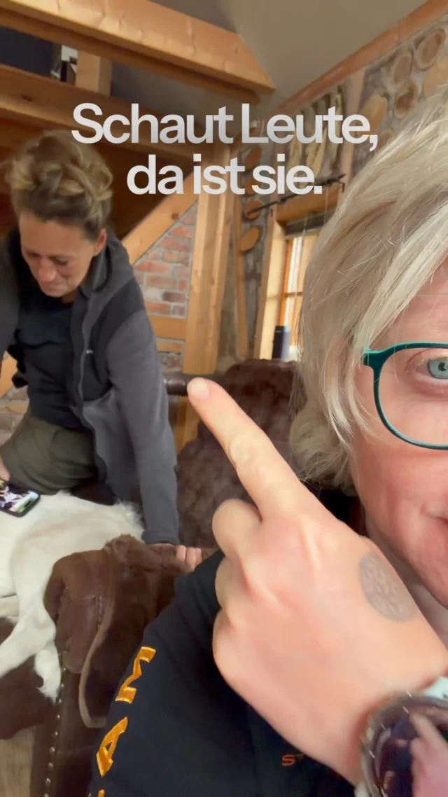 Vor drei Jahren habe ich zu Mandy gesagt:
„Du musst Hundetrainer ausbilden.“

Ihre Antwort?
„Never ever.“ 😅

Heute ist aus diesem Never ever Realität geworden. 🙏

2027 starten wir gemeinsam unsere Ausbildung, aber wir wollen sie anders machen. Praxisnah. Ehrlich. Mit dem Menschen im Mittelpunkt.

Im Video erzähle ich euch, wie diese Idee entstanden ist und warum wir diesen Weg gehen. 🧡

Wenn ihr von Anfang an dabei sein möchtet, kommentiert einfach COACH. 👇

Wir setzen euch unverbindlich auf die Interessentenliste und ihr erfahrt alle Neuigkeiten als Erste – inklusive Founder-Vorteil. 🚀